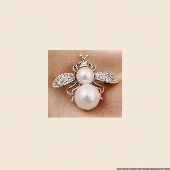 NEW Beautiful Faux Pearl and Rhinestone Bee Brooch - Picture 1 of 2